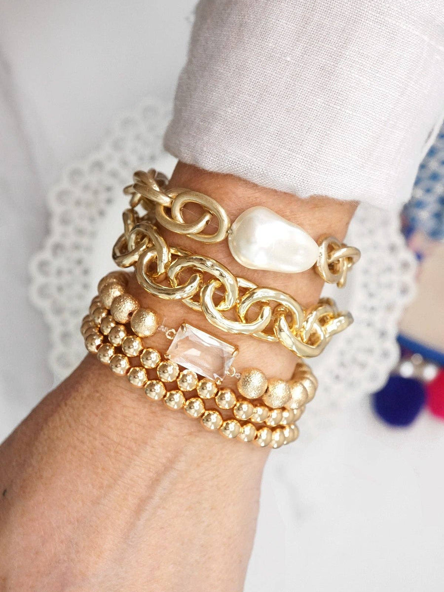 Chunky Chain with a large pearl Bracelet in Worn Gold