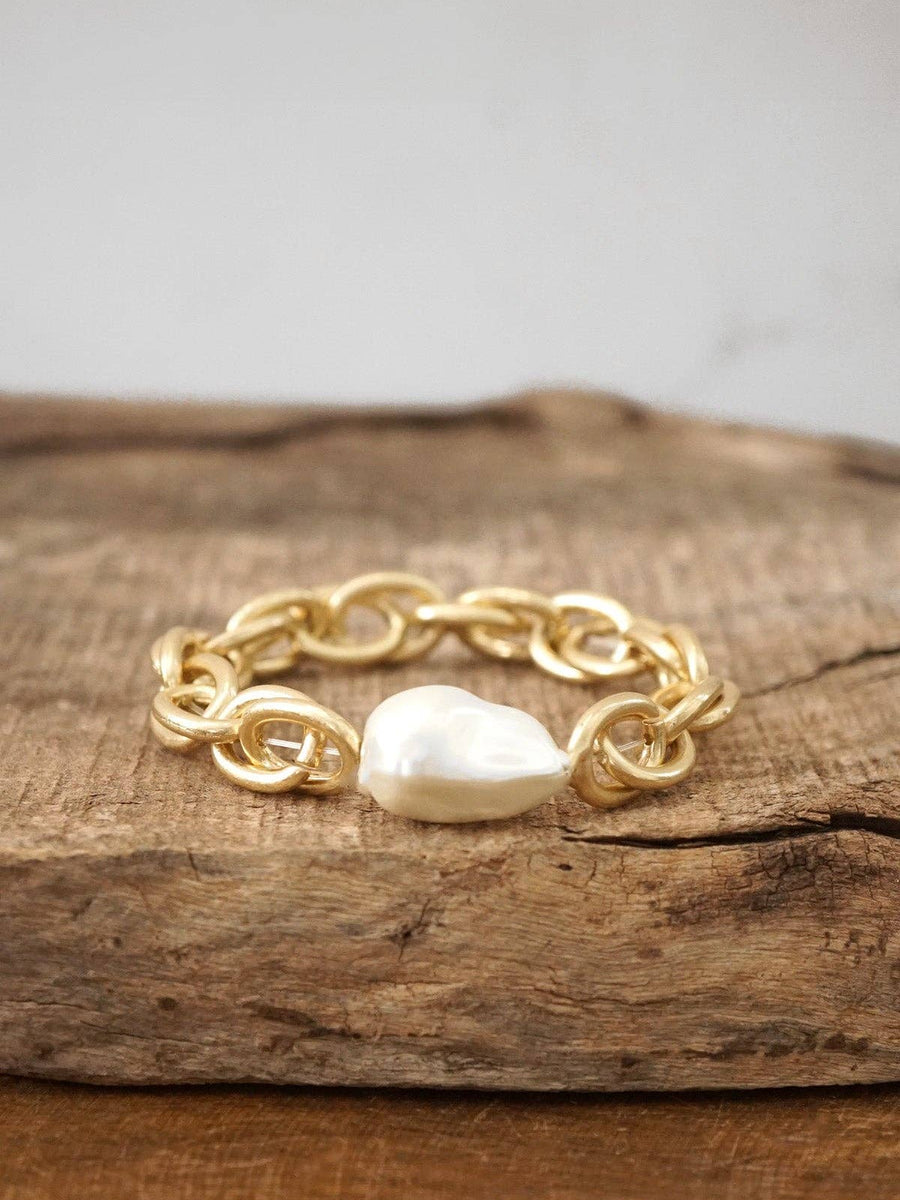 Chunky Chain with a large pearl Bracelet in Worn Gold