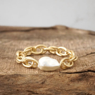 Chunky Chain with a large pearl Bracelet in Worn Gold