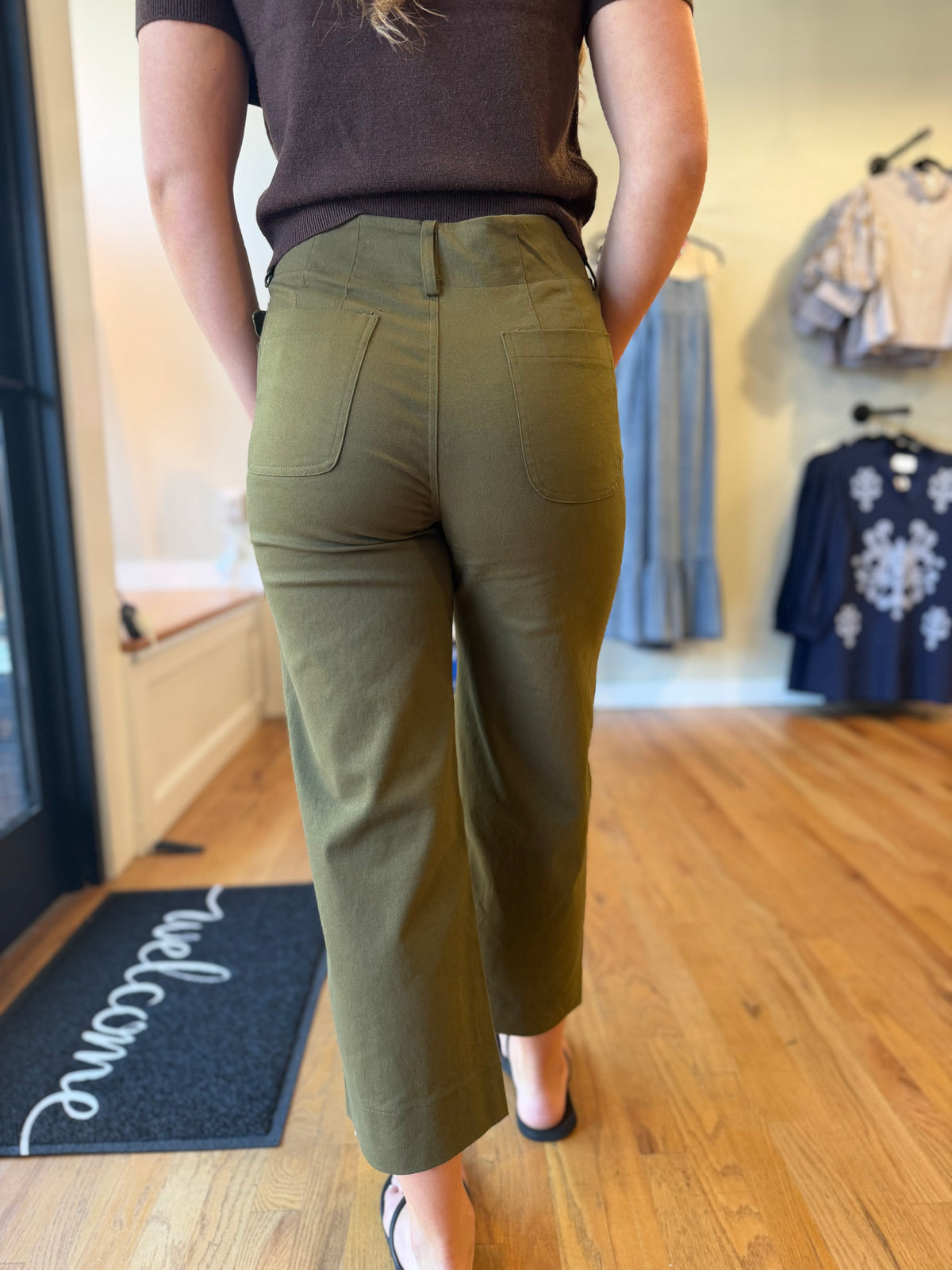 Scallop Pocket Wide-Leg Pants – Olive