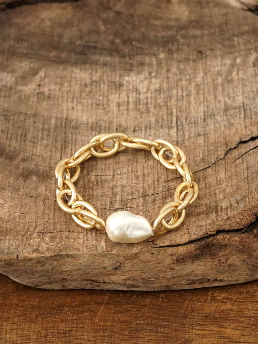 Chunky Chain with a large pearl Bracelet in Worn Gold