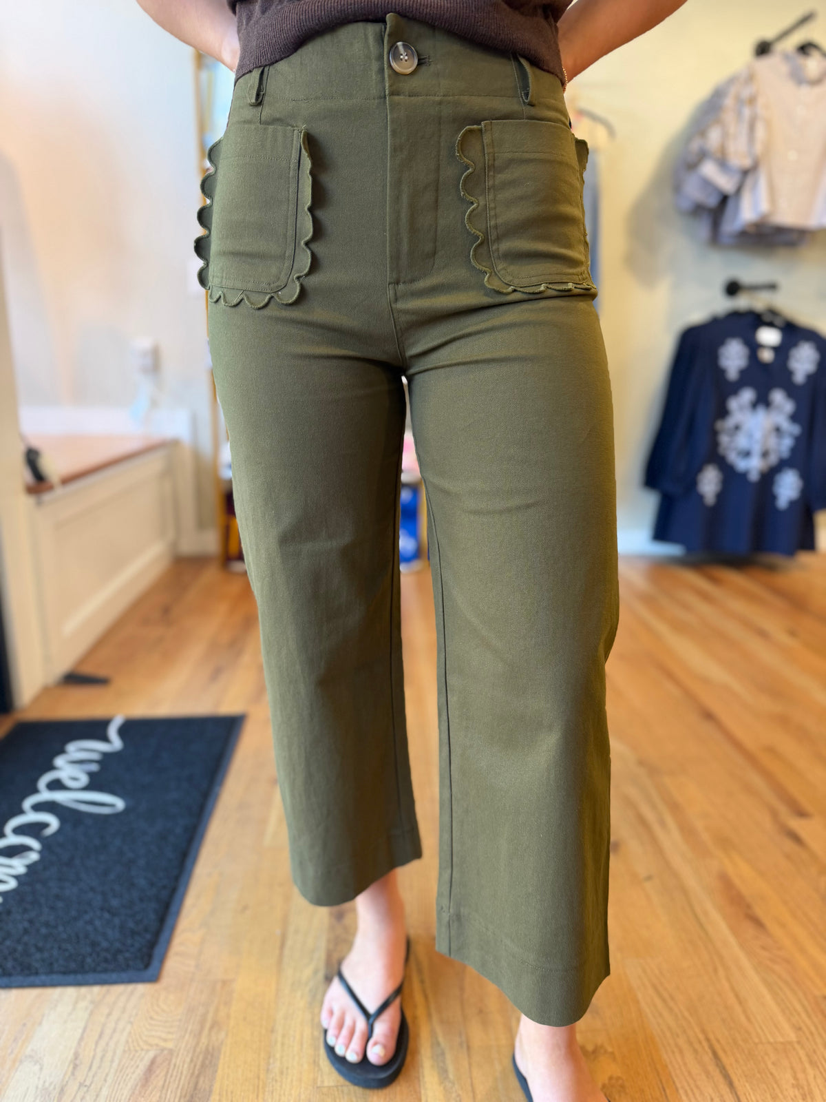 Scallop Pocket Wide-Leg Pants – Olive