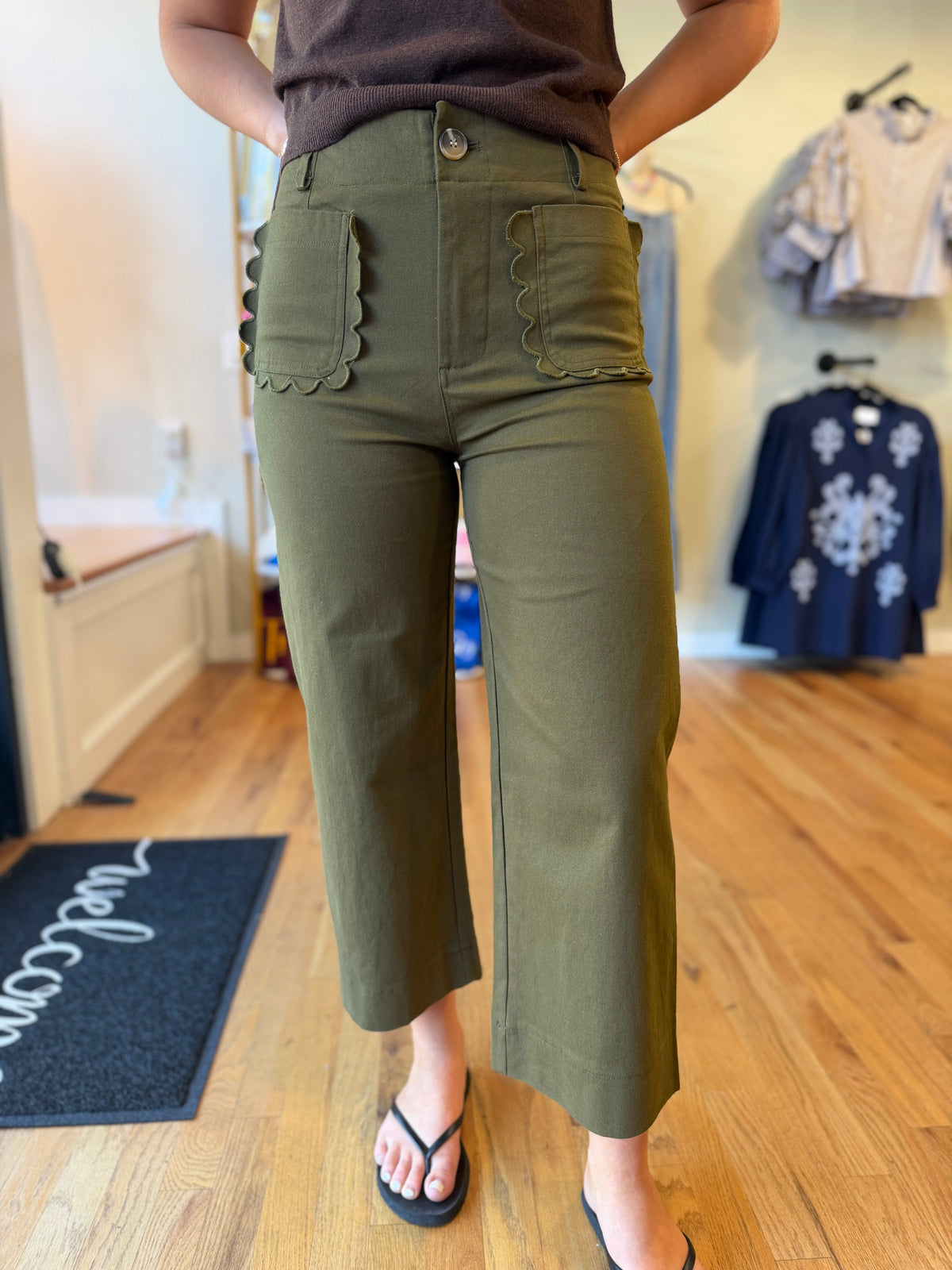 Scallop Pocket Wide-Leg Pants – Olive